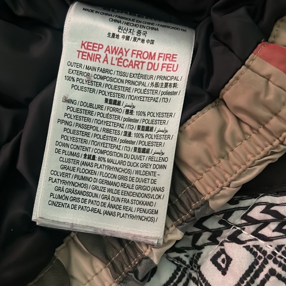 Burberry kids jacket size 6 has 2 lil black stains but coat is in very good care - Picture 5 of 6